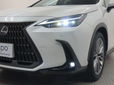 【オートライト】車外の明るさに応じて、自動的にライトの点灯・消灯をしてくれます。トンネルが続くような道でも、ライトスイッチを操作する必要がありません。消し忘れの心配もありません。