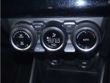 【オートエアコン】設定した温度になるように車が自動で風量や吹き出し口、冷暖房の強さを調整してくれるエアコンです。一度温度を設定すれば、自動で快適な室温を保ってくれるので運転に集中しやすいですよ♪