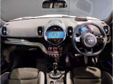 MINIの内装はとにかく『円』に拘ったデザインコンセプトが一目で伝わってきます。これほど円形に拘った車は他に御座いません。伝統のデザイン、トグルスイッチなど遊び心のある内装で御座います。