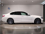 ☆BMWの前後重量配分50:50はエンジン自体をフロントタイヤよりも後ろにずらし、通常はエンジンルーム内に搭載される重量物であるバッテリーをトランクに移動させるなどして実現されています☆