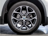 BMWの純正アロイホイールは軽量かつ強度にも優れているホイールで走行性能を引き上げる設計になっております。足元にもBMWは妥協がなくこだわっている個所になります。