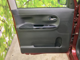 ドアトリムは、質感の良い素材を使用。運転席からの操作もスムーズに行えます。快適な空間で、ドライブを楽しみましょう。収納も充実しています。