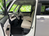 運転しやすいように設計された室内空間です。ステアリングやペダルの配置も最適で、スムーズな運転をサポートします。