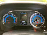 視認性の高いメーター類で、運転状況を的確に把握できます。ドライバーを魅了するデザインで、情報も見やすく整理されています。