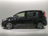 両側パワースライドドア付きだから、狭い駐車スペースなどでの 乗り降りラクラク!小さなお子さまのいるご家庭には嬉しい装備。