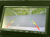 後方確認をサポートするモニター。駐車時の安全性向上に貢献します。狭い場所でも、落ち着いて操作できます。運転に自信が持てます。