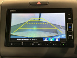 リバースギアに入れるだけで後方の表示へ切り替わります。夜間や雨の日の駐車も楽になりますよ。