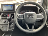 握りやすいステアリングは、運転操作をスムーズに。快適なドライビングポジションを追求し、長時間の運転でも疲れにくい設計です。