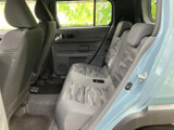 後部座席からの眺めも良好。広々とした空間で、快適な移動時間を過ごせます。家族とのコミュニケーションも楽しめます。