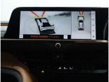 サイドクリアランスビュー表示中に、旋回時の運転操作に合わせて自動で車両を斜め後方から見たような映像を表示。