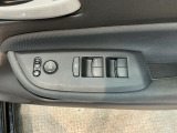 電動格納式リモコンドアミラーと、パワーウィンドウスイッチ等は運転席ドアにあります。