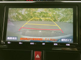 後方確認をサポートするバックモニター。狭い道や駐車時も、安全に運転操作が行えます。