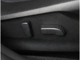 運転席と助手席は電動パワーシートが装備され、ドライバーの体系に合わせて細かいシートポジション設定が可能です!