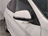 【BMWミラー】視認性の高いスタイリッシュなミラー。自動防眩機能も付いており夜間のドライビングをサポートします。