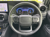 握りやすいステアリングは、運転時の操作性を高めます。スポーティなデザインが、ドライビングへの意欲を掻き立てます。