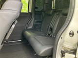 運転席周りはシンプルで操作しやすい設計。必要な情報を一目で確認でき、安全運転をサポートします。快適なドライブをお楽しみください。