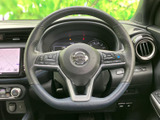 握りやすいステアリングは、運転操作をより快適にします。オーディオやハンズフリー通話の操作も可能です。上質なドライビングをサポート。