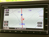 目的地へのナビゲーションがスムーズに行えます。高精細な地図表示で、初めての道も安心。運転をサポートする頼れる相棒です。