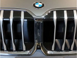 【キドニーグリル】BMWは約90年もの間、ほぼ全ての車両にひと目でBMWだと分かるこの特徴的なフロントグリルが備えられ、デザイン・アイコンとして親しまれてきました。