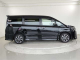 両側パワースライドドア付きだから、狭い駐車スペースなどでの 乗り降りラクラク!小さなお子さまのいるご家庭には嬉しい装備。