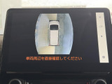 駐車時の安全性を高めるバックモニター。狭い場所でも、周囲の状況を把握しやすく、スムーズな駐車をサポートします。