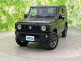 角張ったフォルムが特徴的で、都会的な印象を与えます。ヘッドライト周りのデザインも洗練されており、一目で目を引くスタイルです。