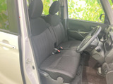 運転席からの視界は広く、運転操作もスムーズに行えます。シートの座り心地も良く、長距離運転でも疲れにくいでしょう。快適な空間です。