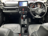 使いやすいインターフェースのナビ・オーディオシステム。運転中の情報収集やエンターテイメントをサポートします。