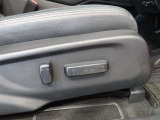パワーシート搭載。微妙な調整が手軽にでき、ピッタリの最適なポジションで運転することが可能です。