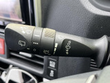 雨天時でもクリアな視界を確保するワイパーレバー。操作も簡単で、安全運転をサポートします。視認性も高く、使いやすい設計です。