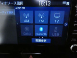 ディスプレイオーディオを装備。スマホとクルマをつなぐことで、これまでのナビに加えて、いろいろなサービスが楽しめます。
