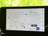 高精細な地図表示で、目的地までの道順をしっかり確認できます。スムーズなカーナビゲーションで、遠出も安心です。
