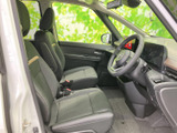 運転席からの視界は良好で、操作性も抜群です。シートの座り心地も良く、長距離運転でも疲れにくいでしょう。快適な空間が広がります。