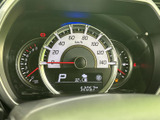 見やすいデザインのメーターで、運転に必要な情報を的確に把握できます。速度や燃料残量などを一目で確認でき、安全運転をサポートします。