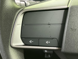 操作しやすい配置のオーディオスイッチ群。直感的に操作でき、運転中でも気を散らすことなく音楽を楽しめます。快適なカーライフを演出。
