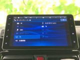 多彩なソースに対応し、お好みの音楽を楽しめます。Bluetooth接続でスマホの音楽も簡単に再生可能。長距離ドライブも飽きさせません。