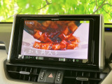 停車中には、地上デジタルテレビの番組を視聴可能。長距離移動や待ち時間も快適に過ごせる便利な機能です。