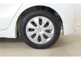 純正15インチスチールホイルでフルキャップです。タイヤサイズは175/65R15になります♪
