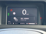 見やすいメーターパネルは、運転に必要な情報を一目で確認できます。視認性に優れ、安全な運転をサポートします。