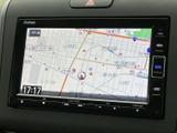 見やすい地図画面で、スムーズな目的地設定が可能です。運転に集中しながら、安心して目的地まで導いてくれます。