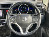 握りやすい形状で、運転操作をサポート。オーディオやハンズフリー通話のスイッチも操作しやすい位置に配置されています。快適なドライビングを実現します。