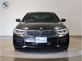 【BMWの伝統-1】BMWの特徴的な&ldquo;キドニーグリル&rdquo;は、80年以上続く伝統の形でございます。変わらないこだわりのデザインが、プレミアムブランド&ldquo;BMW&rdquo;を創り出します。