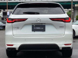 堂々とした佇まいとワイド感を強調したCX-60のリアビュー。特徴的なLEDテールランプが先進性と高い質感を演出します。「引き算の美学」が息づく、洗練された美しい後ろ姿を見る度に高揚感を得られます。
