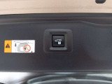 パワーバックドアです。荷物を持っていても、ボタンを押すだけで簡単に開閉ができます。