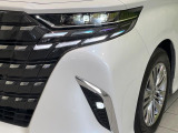 【LEDヘッドライト】悪天候や夜間走行時も良好な視界を確保し安心して運転できる高輝度LEDヘッドライトを装備!点灯速度が早く、消費電力も抑えられています。