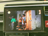 停車中には、TVで動画を楽しめます。長距離移動や待ち時間も快適に過ごせる便利な機能です。リラックス空間を演出します。