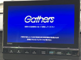 高精細なディスプレイが、運転中の情報表示をより分かりやすく。直感的な操作性で、スムーズな操作が可能です。快適なドライブをサポートします。
