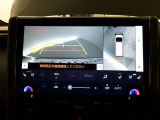 【全周囲モニター】車を上空から見下ろしたような映像をカーナビ画面に映し出し、車庫入れや縦列駐車をサポートしてくれます。