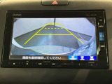 リバースギアに入れるだけで後方の表示へ切り替わります。夜間や雨の日の駐車も楽になりますよ。