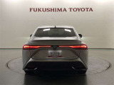 シンボルマークを跨いで横一文字に伸びる薄型デザインのリヤコンビネーションランプ!ワイドな構えと個性が際立つリヤビュー!